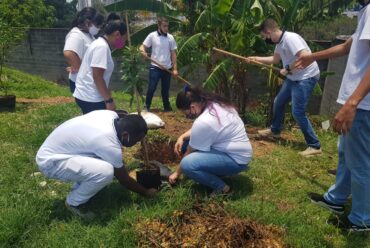 Jovens Aprendizes do projeto petrobras participam de plantação de árvores